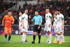 北京国安赛季表现堪忧，伤病困扰下争冠形势严峻 足协杯挑战西海岸